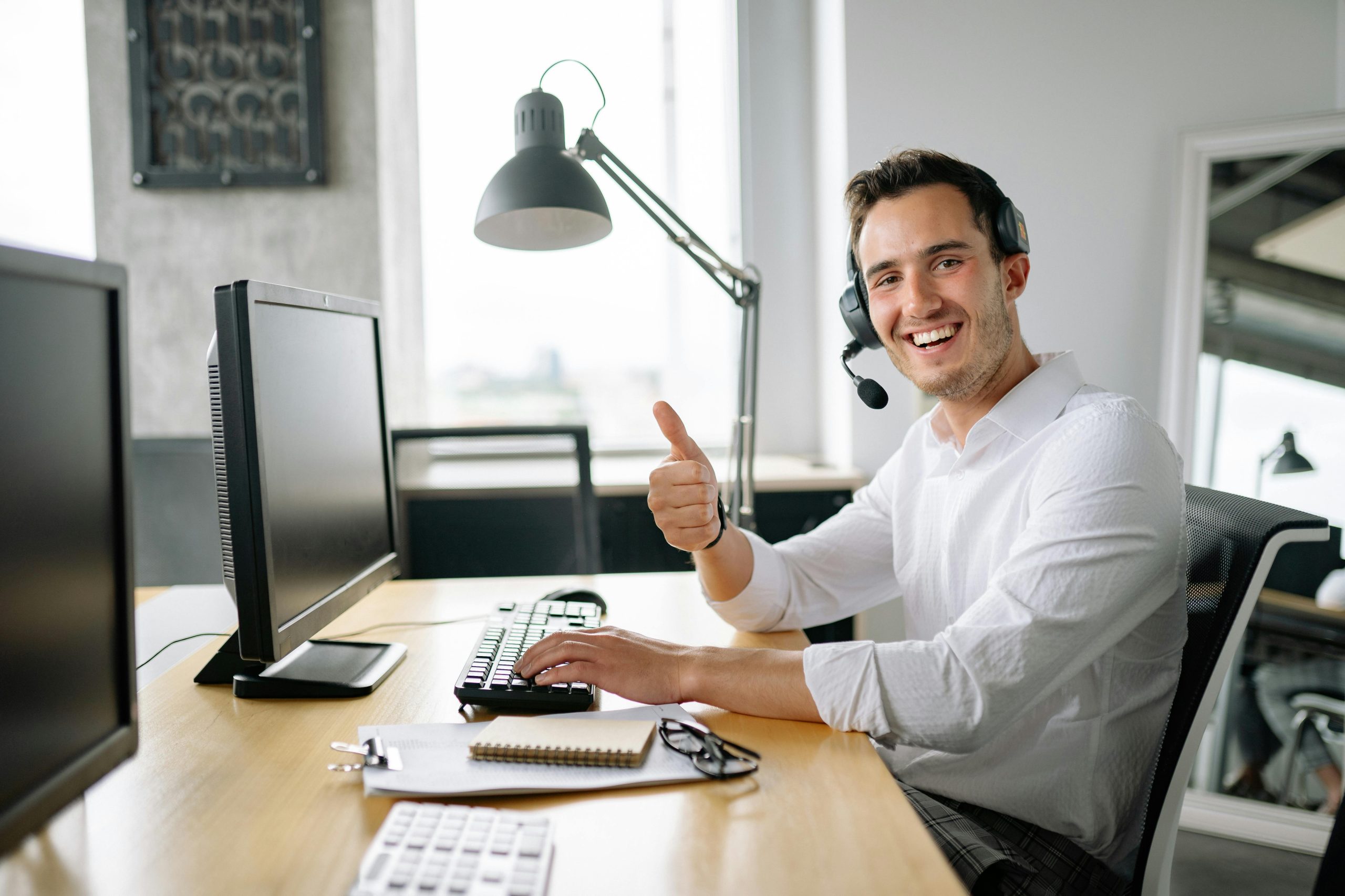 Felicidad laboral: claves para bienestar y productividad en equipo.
